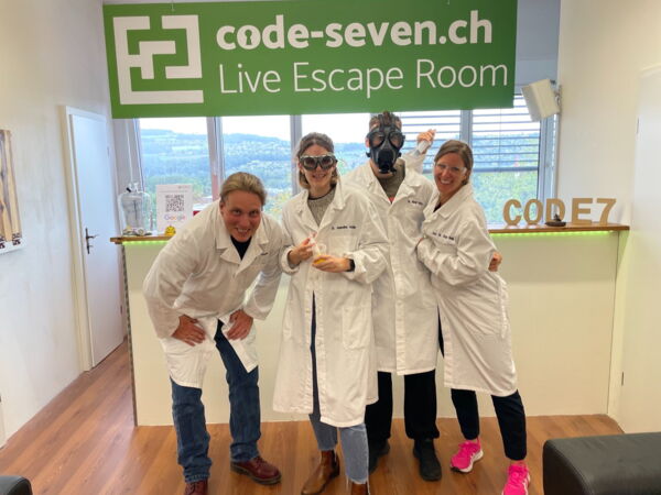 Die Gruppe Blonde 25 hat den Live Escape Room erfolgreich geschafft