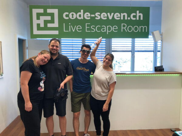 Die Gruppe Eltern ohne Kinder hat den Live Escape Room erfolgreich geschafft