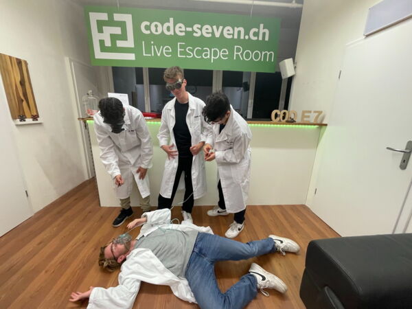 Die Gruppe A-A hat den Live Escape Room erfolgreich geschafft