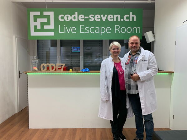 Die Gruppe Hilfe hat den Live Escape Room erfolgreich geschafft