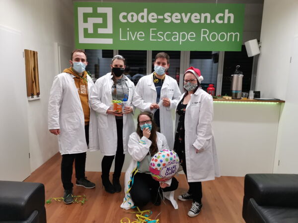 Die Gruppe Die metem rote Auto hat den Live Escape Room erfolgreich geschafft